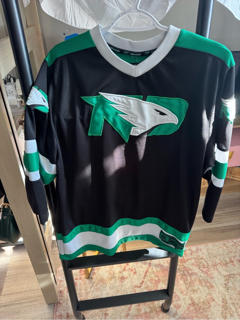 UND Hockey Jersey youth L perfect for cropping